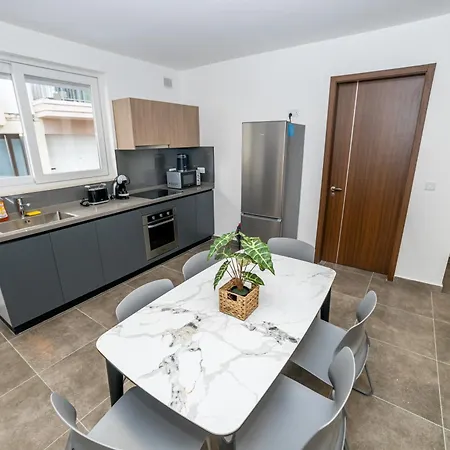 Family 2-bedroom Maisonette - By Hostmt