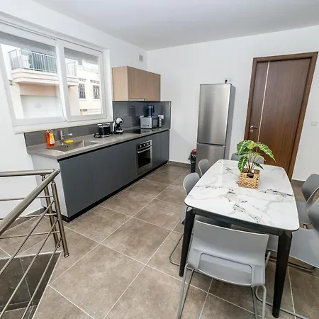 Family 2-bedroom Maisonette - By Hostmt Apartment