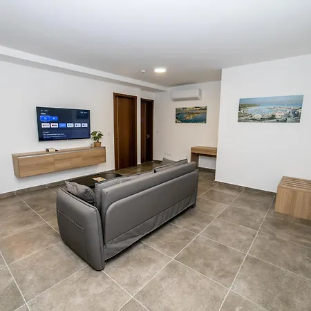 Family 2-bedroom Maisonette - By Hostmt Apartment *