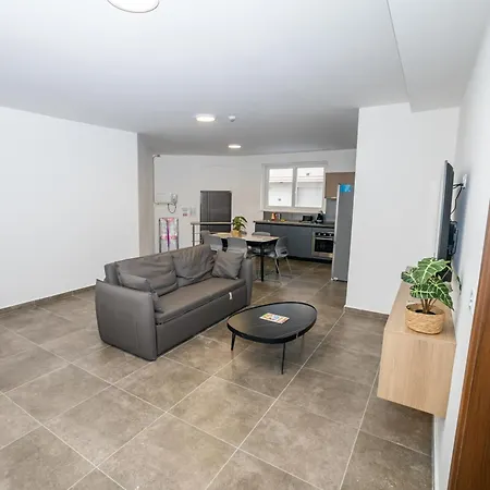 Family 2-bedroom Maisonette - By Hostmt Apartment