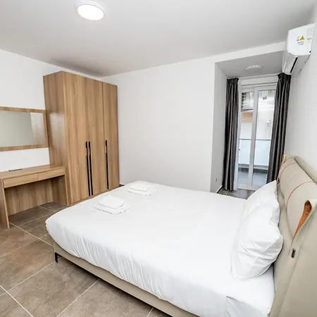 Family 2-bedroom Maisonette - By Hostmt Апартаменты