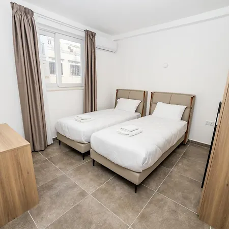 Family 2-bedroom Maisonette - By Hostmt Apartament *