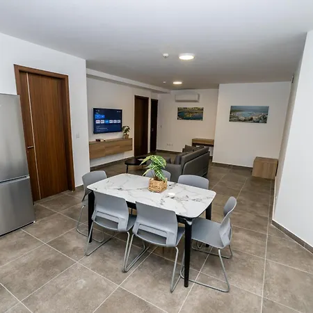 Family 2-bedroom Maisonette - By Hostmt