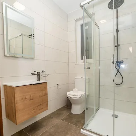 Family 2-bedroom Maisonette - By Hostmt