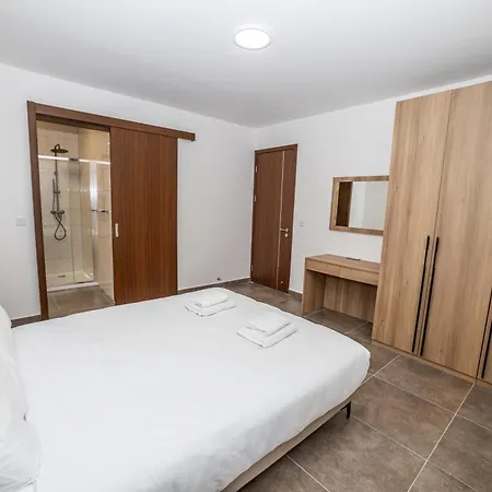 Family 2-bedroom Maisonette - By Hostmt