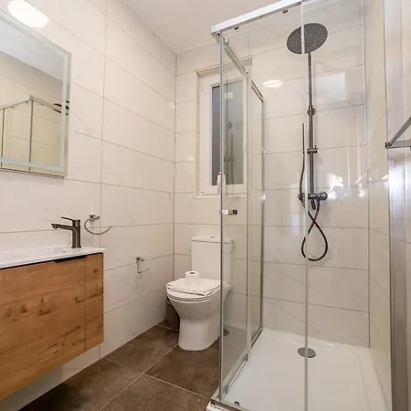 Family 2-bedroom Maisonette - By Hostmt Apartament *