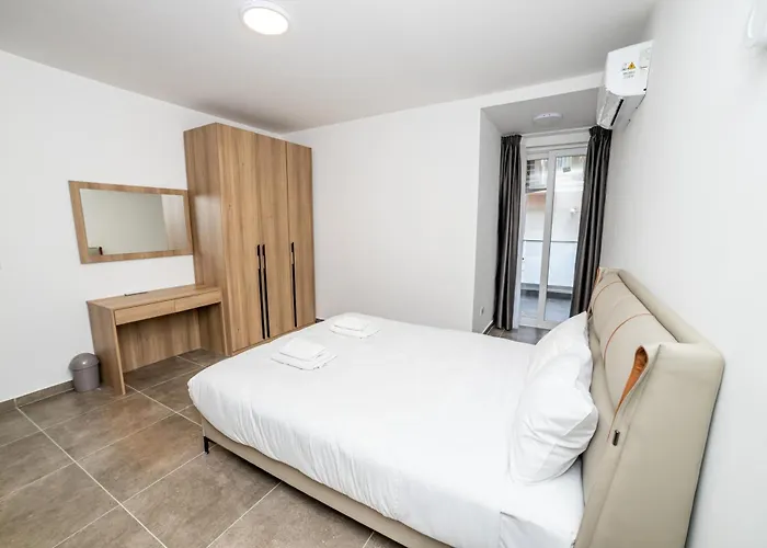 Family 2-bedroom Maisonette - By Hostmt アパート