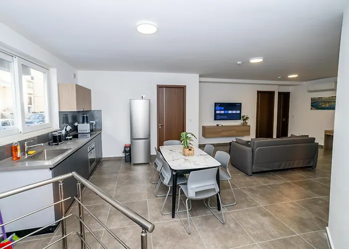 Family 2-bedroom Maisonette - By Hostmt * St. Paul's Bay