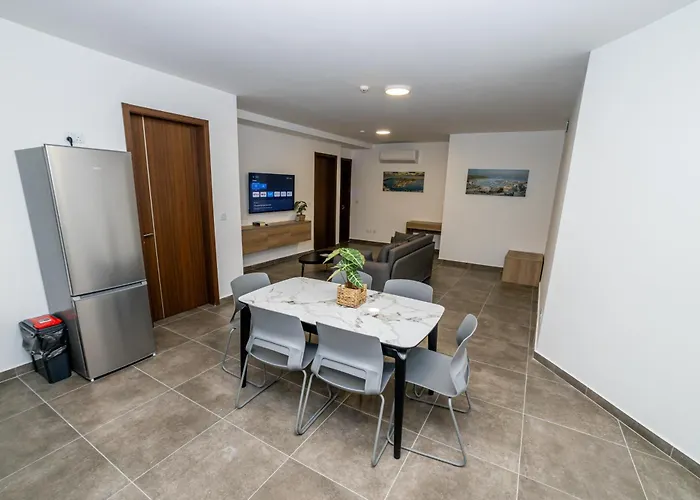 Family 2-bedroom Maisonette - By Hostmt