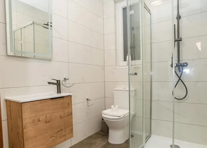 Family 2-bedroom Maisonette - By Hostmt