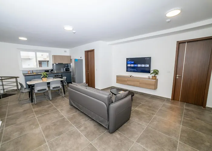 Apartment Family 2-bedroom Maisonette - By Hostmt