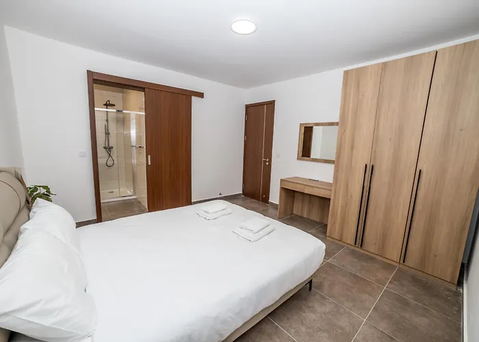 Family 2-bedroom Maisonette - By Hostmt