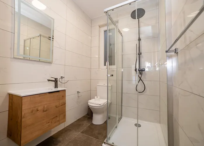 Family 2-bedroom Maisonette - By Hostmt Apartment *