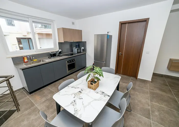 Family 2-bedroom Maisonette - By Hostmt