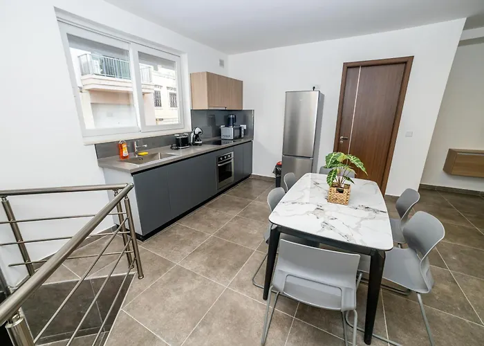 Family 2-bedroom Maisonette - By Hostmt Apartment