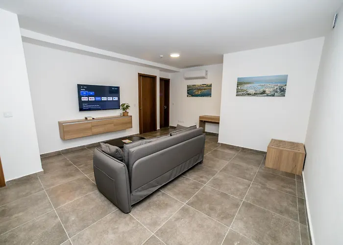 Family 2-bedroom Maisonette - By Hostmt アパート *