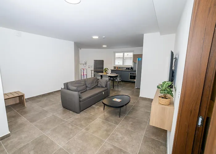 Family 2-bedroom Maisonette - By Hostmt Apartment